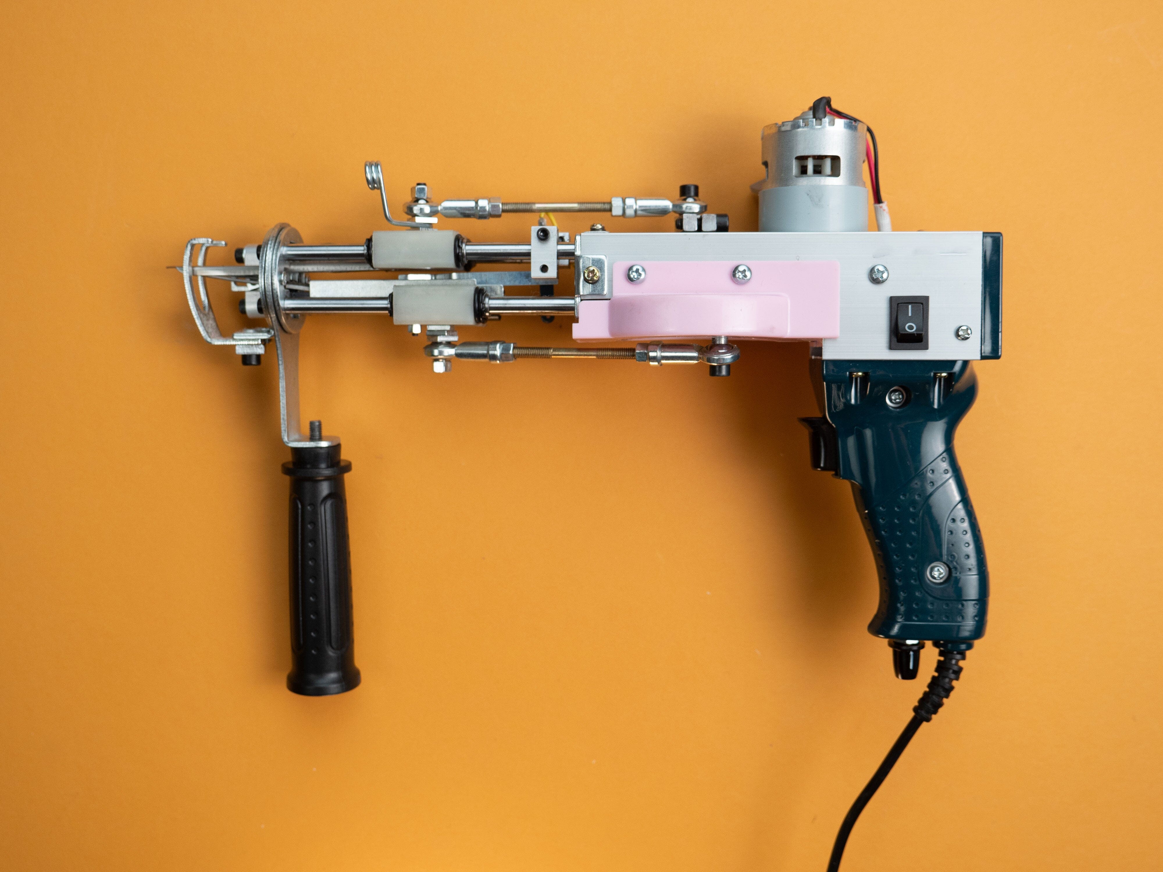 Tufting gun for fashion cut pile